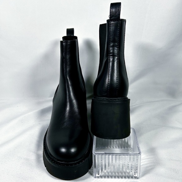 Madden Girl ‘Trust’ Lug Sole Chelsea Boot - NWOT - Picture 2 of 6